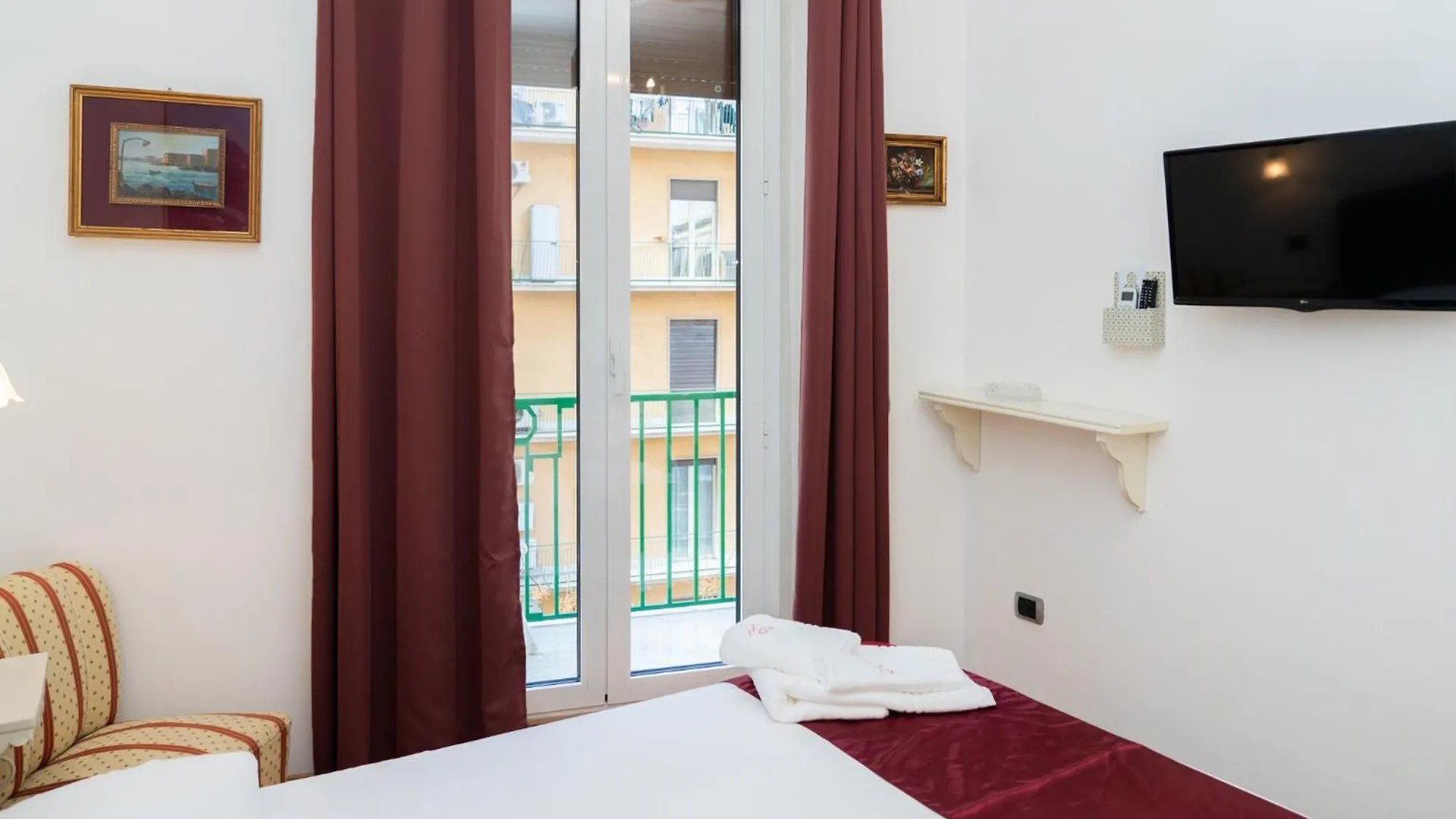Suite Cervantes Naples 0*,